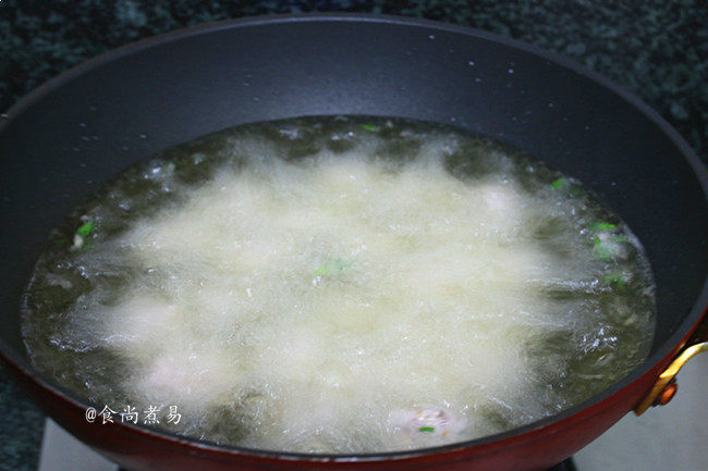 酥炸香芋丸子,烧热油锅,油温升高,油面冒出小气泡时,将丸子从锅边轻轻放入