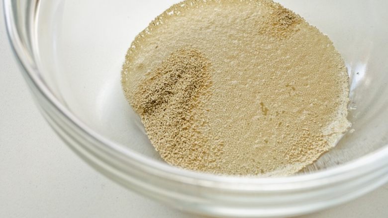 卡通南瓜米糕,酵母粉用10克温水(不要超过35度)化开。