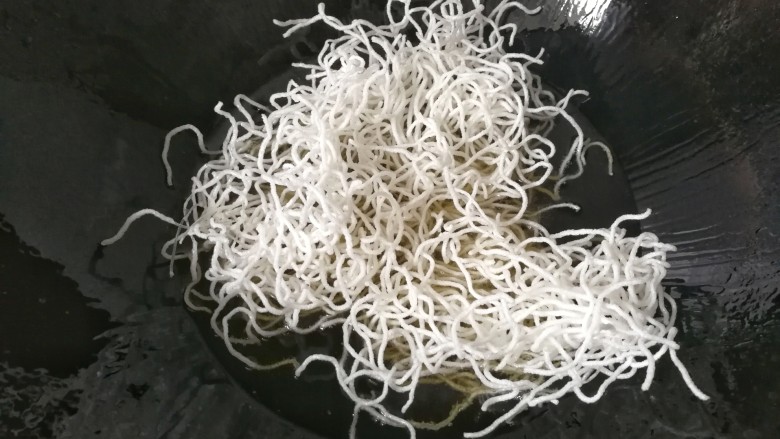银丝馒头丁,然后取适量粉丝放入锅中,粉丝入油便迅速开花