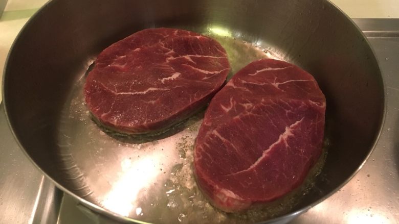 我家牛排(全餐),放入烧热的锅,每面煎1分钟!