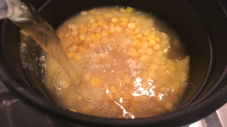 我家牛排(全餐),玉米粒、玉米泥、水、牛奶,煮一锅。