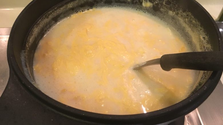我家牛排(全餐),煮开后打蛋、盐调味。