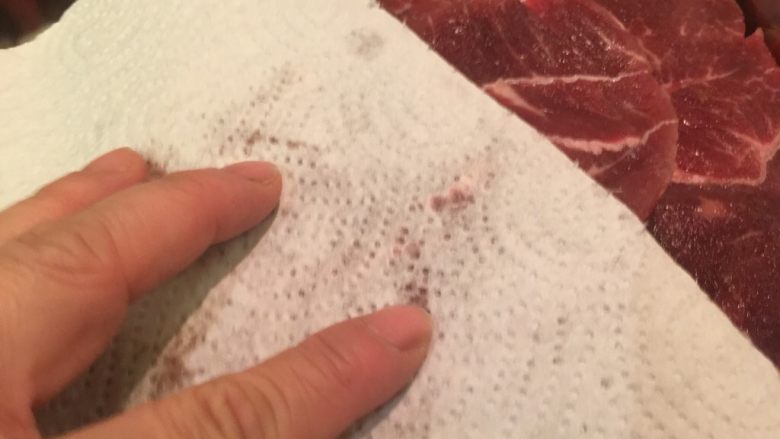 我家牛排(全餐),用厨房纸巾轻轻的吸掉牛肉上的血水。