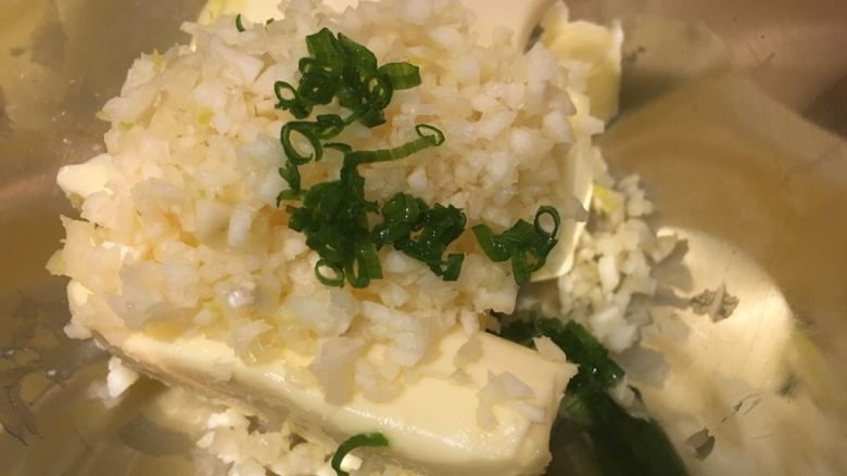 我家牛排(全餐),将蒜末、葱圈加入