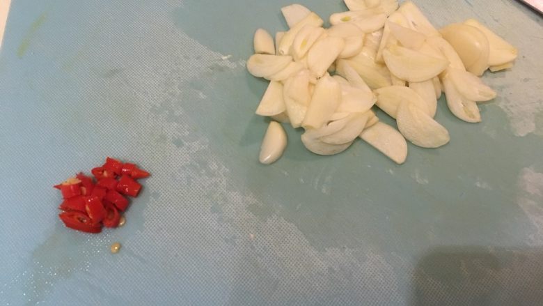 我家牛排(全餐),蒜头切片、辣椒切圈