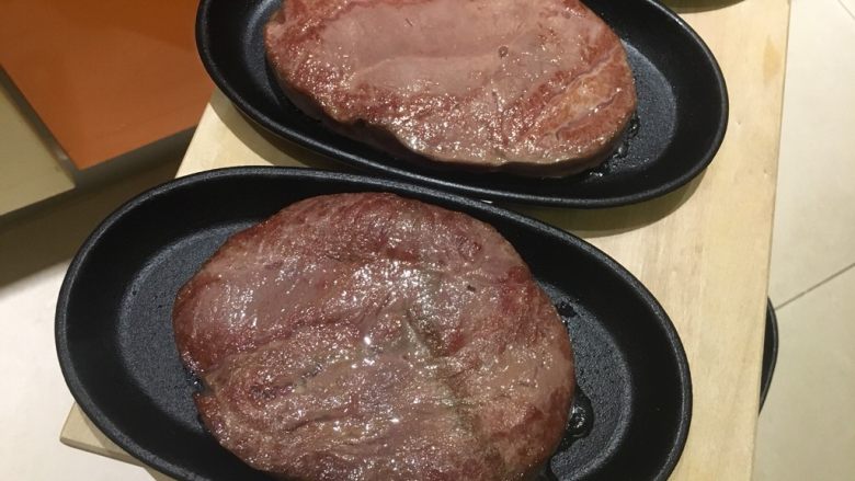 我家牛排(全餐),将煎好的牛肩胛移到烧热的铁盘上,再进烤箱烤10~20分钟。看个人喜好选择。