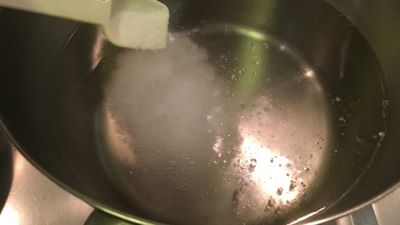 我家牛排(全餐),起一锅水烧开,加橄榄油、盐,准备先烫青花菜,再煮意粉。