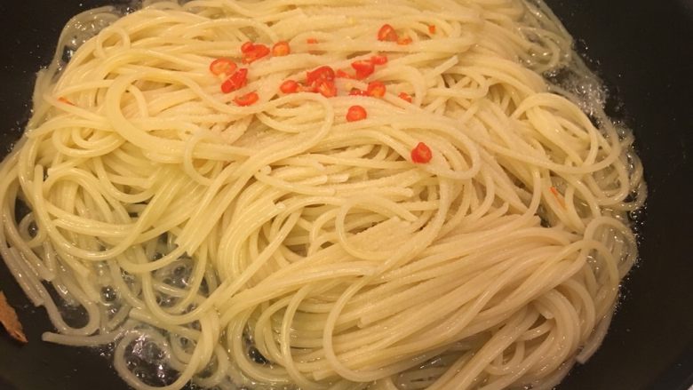 我家牛排(全餐),加入辣椒圈拌炒,盐调味,食用时再撒上爆香的蒜片!