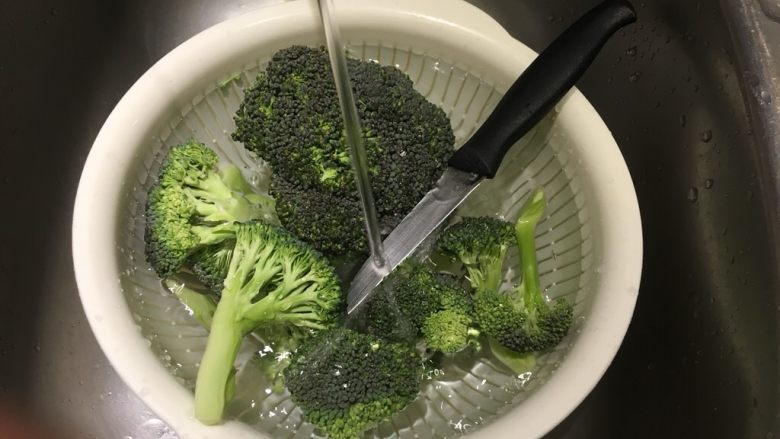 我家牛排(全餐),青花菜分小朵,洗净备用