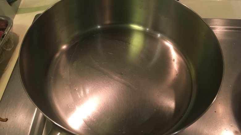 我家牛排(全餐),好了!现在主角要上场了!不锈钢锅加1T油热锅,大火烧热。