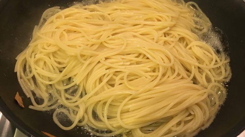 我家牛排(全餐),意粉捞出进平底锅。