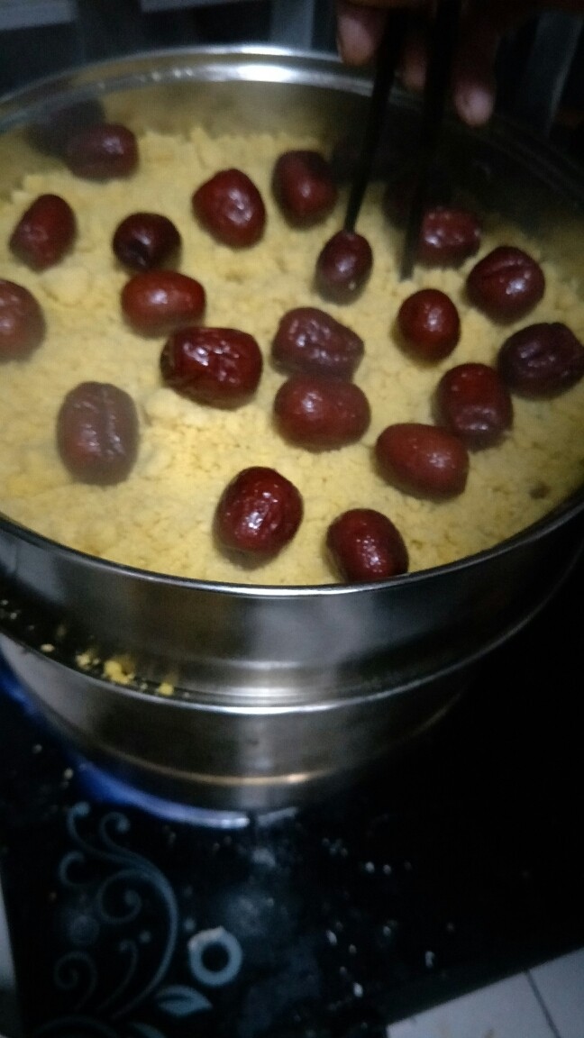 枣糕,最后把面铺下来底底层,上面搞上大枣蒸半个多小时就可以了。