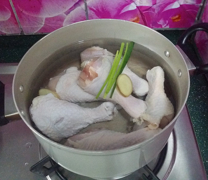 葱油鸡腿,将腌好的鸡腿洗净,加葱姜、清水一起放入锅中