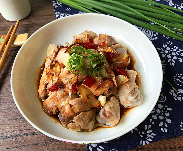 葱油鸡腿,趁热淋在鸡腿上、撒葱花装饰既可