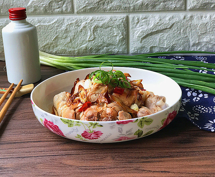 葱油鸡腿,鸡肉滑嫩，香辣美味