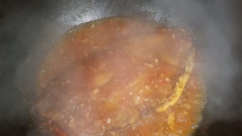 番茄沙巴鱼,放入之前炸好的鱼肉,并将锅中的番茄汁均匀的浇在鱼身,保证均匀入味。
