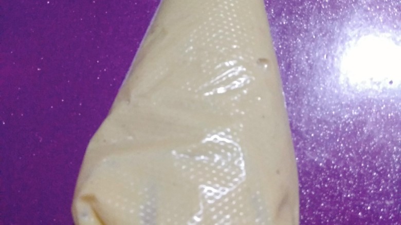 网红脏脏蛋糕~~安安原创食谱,夹心内陷用fluff卡仕达酱装入一次性裱花袋里(可以用泡芙裱花嘴也可以不用);