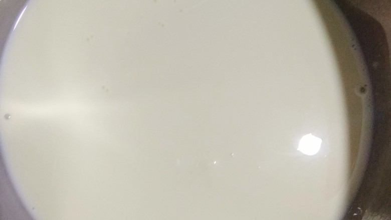 网红脏脏蛋糕~~安安原创食谱,淋面用淡奶油倒入无油无水的打蛋盆里;