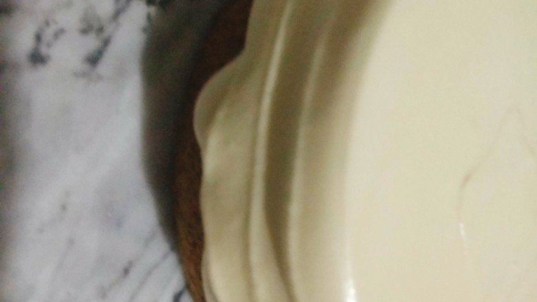网红脏脏蛋糕~~安安原创食谱,戚风蛋糕边缘多一点淡奶油,随着抹面时可流动的淡奶油会自然垂落下来;