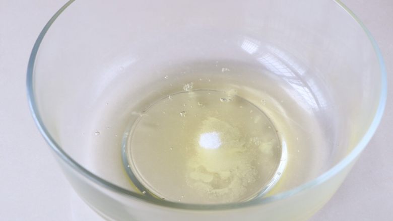 黑米糕,细糖分次加蛋白打发,
