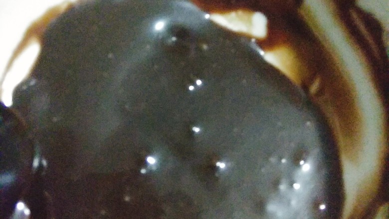 网红脏脏蛋糕~~安安原创食谱,制作甘纳许,装饰用甘纳许淡奶油倒入奶锅加热,锅内淡奶油边缘有小泡泡出现,关火加入装饰用甘纳许黑巧,搅拌均匀,让黑巧完全溶化并和淡奶油完全融合;