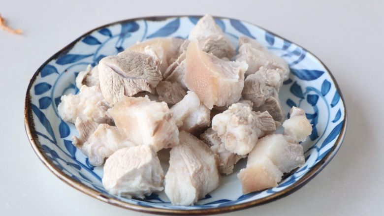 笋干炖肉,捞出沥干水分;
