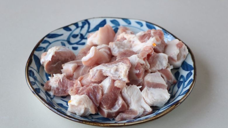 笋干炖肉,梅肉切成小块;