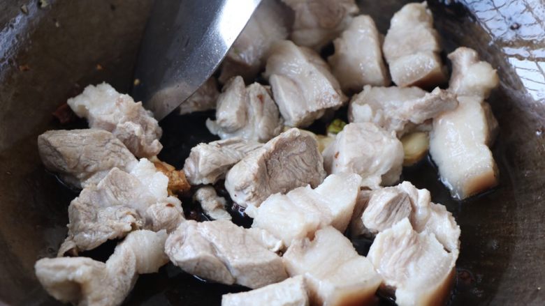 笋干炖肉,放入梅肉翻炒均匀;