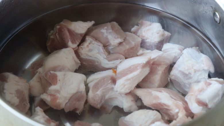 笋干炖肉,肉块冷水下锅,焯去血水,