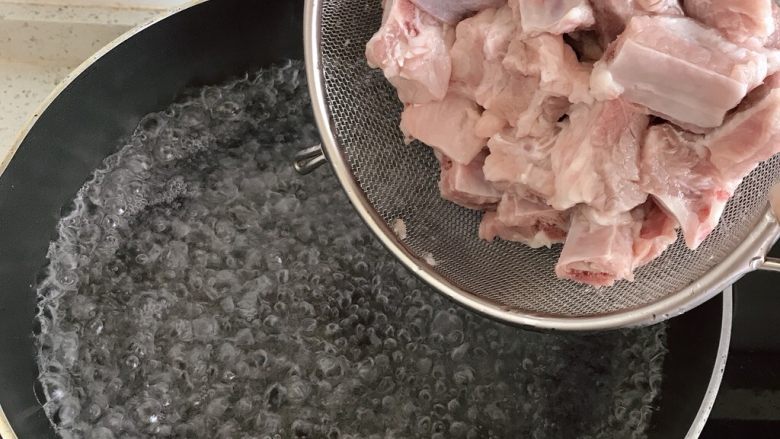 红烧排骨
『雨涵』,排骨冷水下锅(这一步我在准备食材,所以水烧开了🙈)