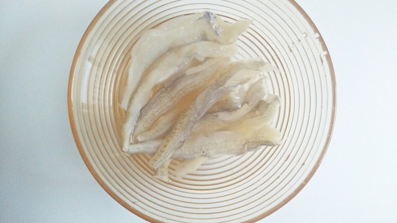 香酥龙头鱼,再放水里洗干净了(因为龙头鱼是海鱼,会带有咸味,所以要多洗两遍)