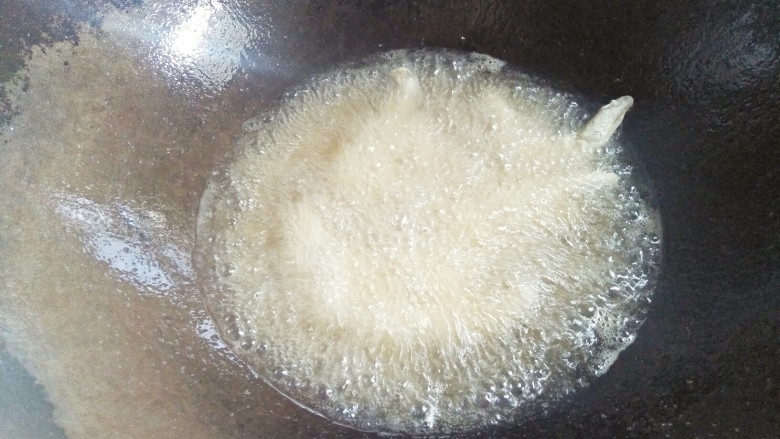 香酥龙头鱼,把全部龙头鱼都放进锅里炸,中途要用铲子翻翻