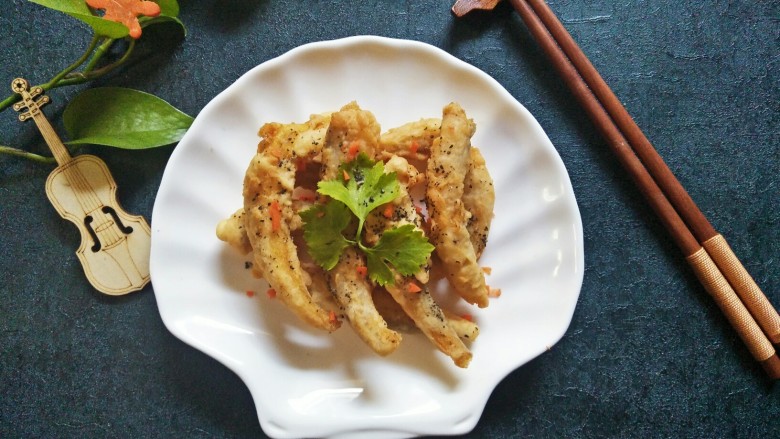 香酥龙头鱼,最后摆盘再洒上牡蛎黑芝麻粉提味即可