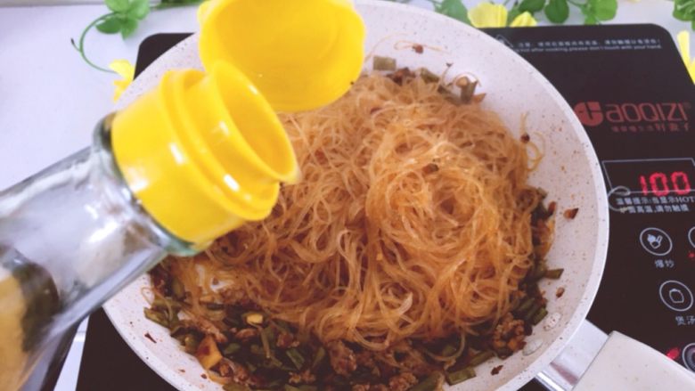 早餐系列之酸豆角肉末粉丝,粉丝炒熟后淋少许<a style='color:red;display:inline-block;' href='/shicai/ 847'>香油</a>
