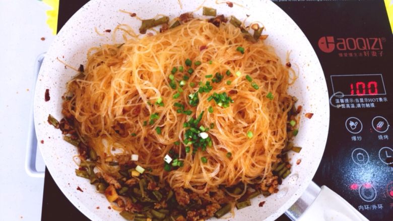 早餐系列之酸豆角肉末粉丝,将葱花放入粉丝中