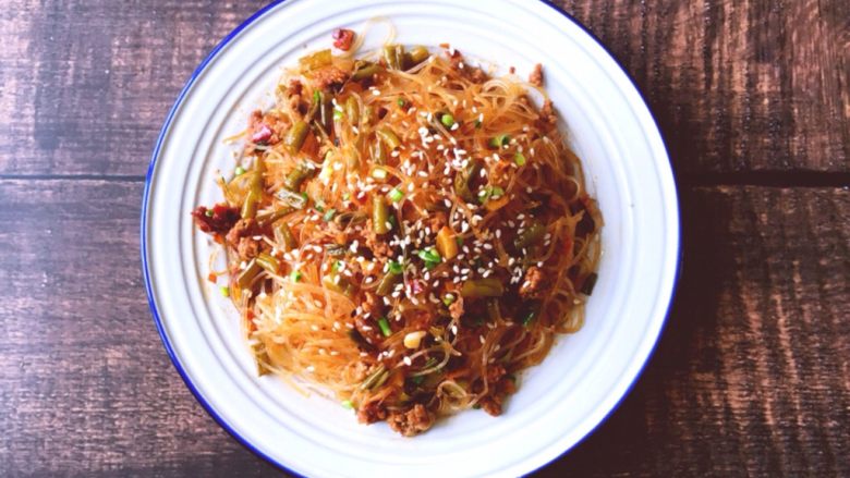 早餐系列之酸豆角肉末粉丝,关火装盘撒少许<a style='color:red;display:inline-block;' href='/shicai/ 666'>芝麻</a>