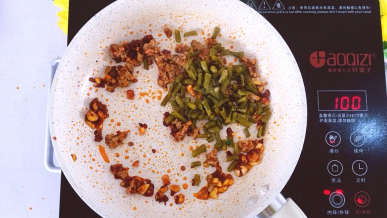 早餐系列之酸豆角肉末粉丝,将猪肉末炒散，放入酸豆角
