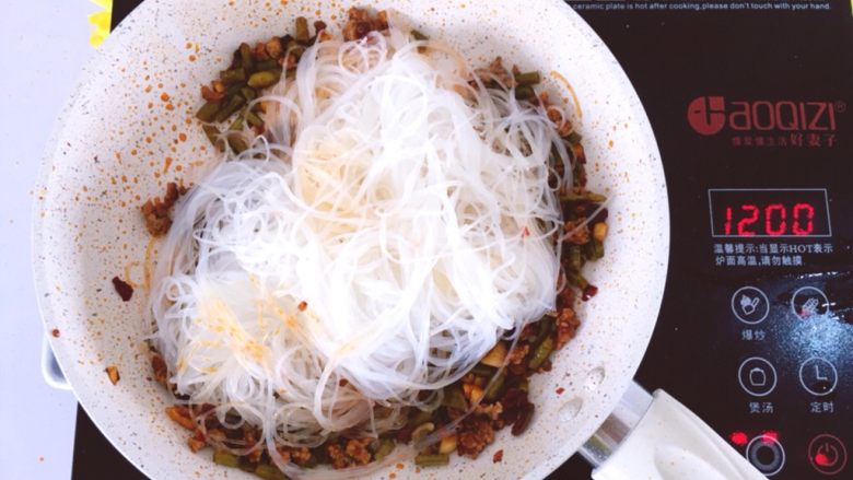 早餐系列之酸豆角肉末粉丝,酸豆角炒至7分熟加入浸泡好的粉丝