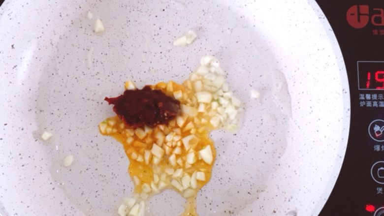 早餐系列之酸豆角肉末粉丝,爆香蒜末后放入一勺<a style='color:red;display:inline-block;' href='/shicai/ 705'>豆瓣酱</a>