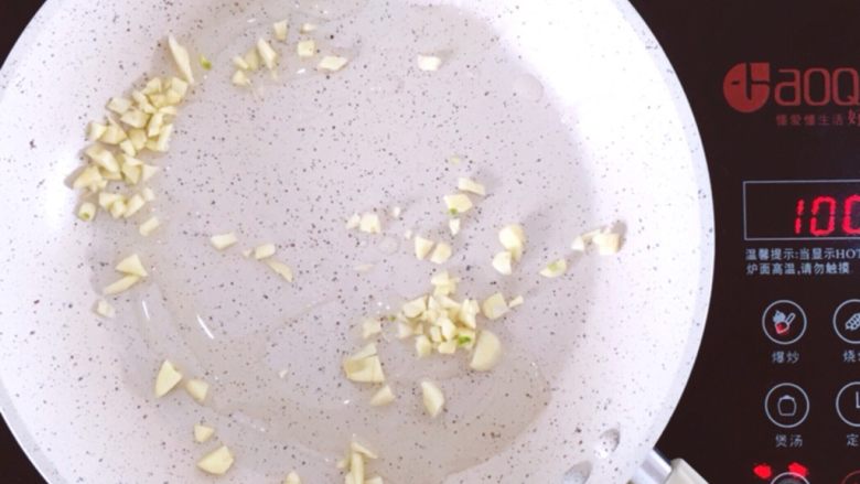 早餐系列之酸豆角肉末粉丝,准备一个不粘锅，将<a style='color:red;display:inline-block;' href='/shicai/ 2794'>大蒜</a>切末放入锅中，放少许油