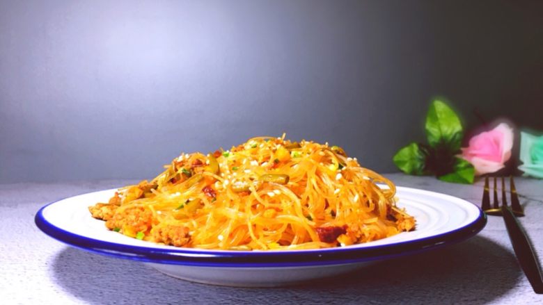 早餐系列之酸豆角肉末粉丝,搅拌均匀即可开吃了