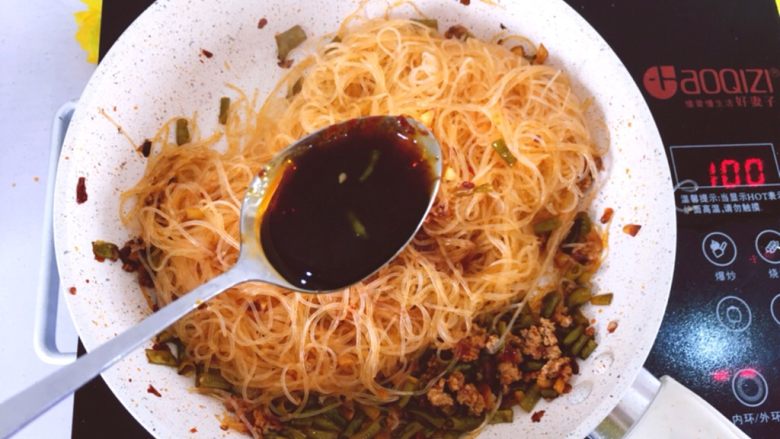早餐系列之酸豆角肉末粉丝,将粉丝翻炒加入一勺<a style='color:red;display:inline-block;' href='/shicai/ 788'>生抽</a>