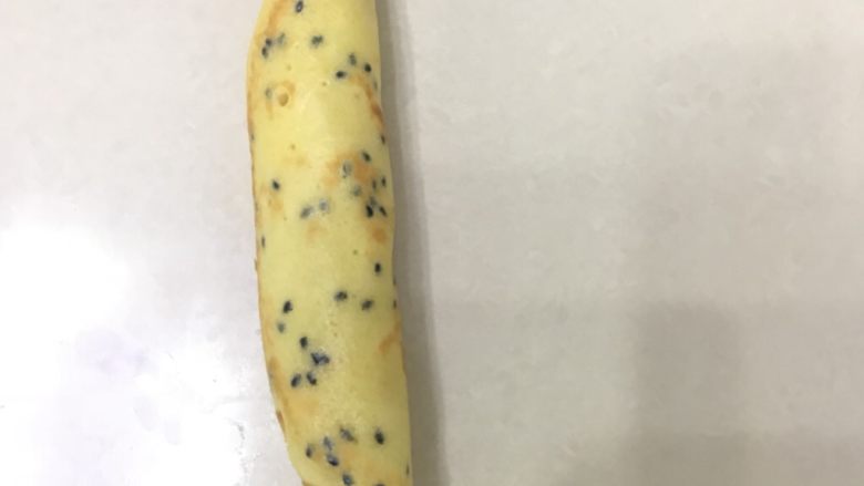 纯手工蛋卷,两面有点金黄用筷子挑出来,借助筷子卷起来