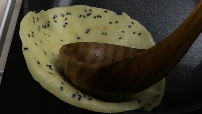 纯手工蛋卷,推向左边,应为一直放在中间,中间会挺起来,中间有热气向上顶,中间就不易酥脆