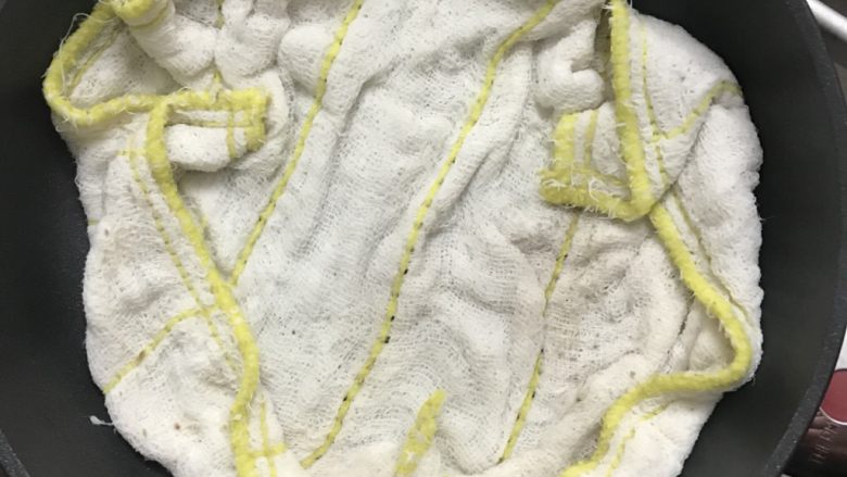 纯手工蛋卷,毎卷完一个蛋卷,要把锅降温,我用湿巾降温,也可以冲凉水来降温,不然倒入鸡蛋糊就会流淌不平、煎出来不好看,口感也不是很好,全部卷好彻底凉透后密封保存
