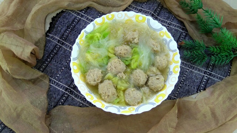 白菜叶肉丸粉丝汤