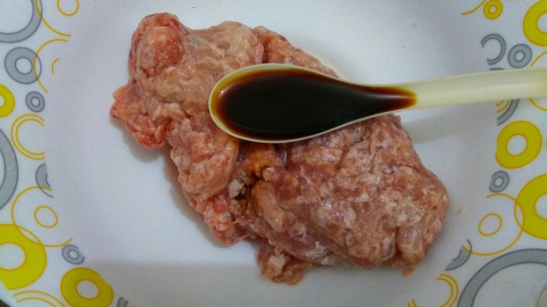 白菜叶肉丸粉丝汤,<a style='color:red;display:inline-block;' href='/shicai/ 34374'>猪肉馅</a>里加入一勺<a style='color:red;display:inline-block;' href='/shicai/ 788'>生抽</a>