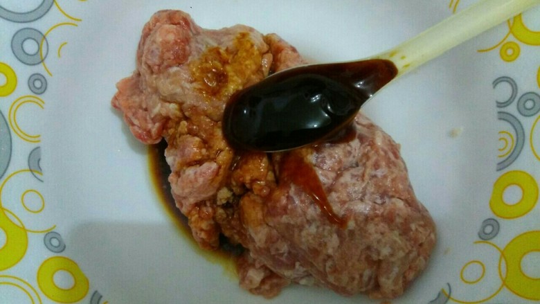 白菜叶肉丸粉丝汤,加入一勺<a style='color:red;display:inline-block;' href='/shicai/ 721'>蚝油</a>