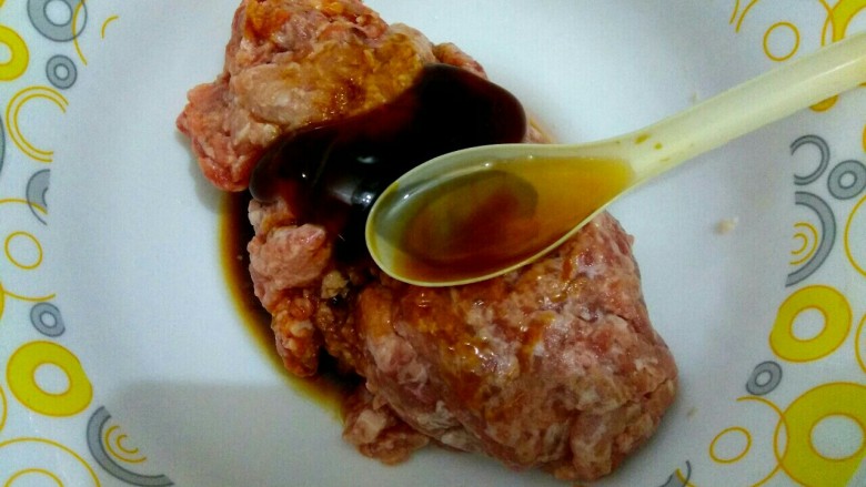 白菜叶肉丸粉丝汤,加入一勺料酒