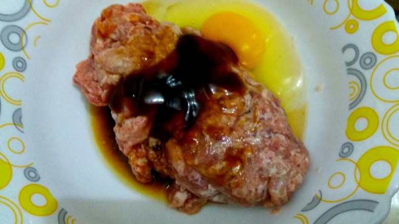 白菜叶肉丸粉丝汤,加入一个<a style='color:red;display:inline-block;' href='/shicai/ 9'>鸡蛋</a>